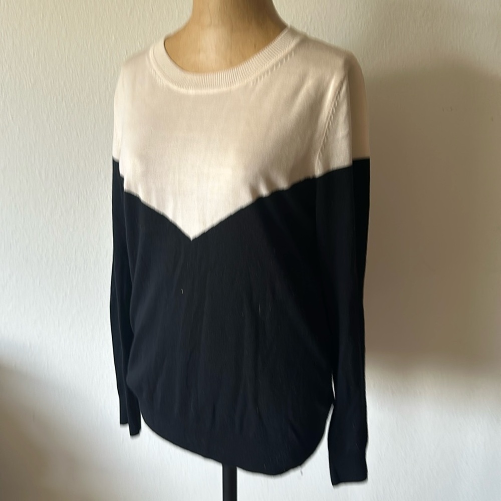Sandro sz 2 merino wool color black sweater v shape black ivory great pre owned